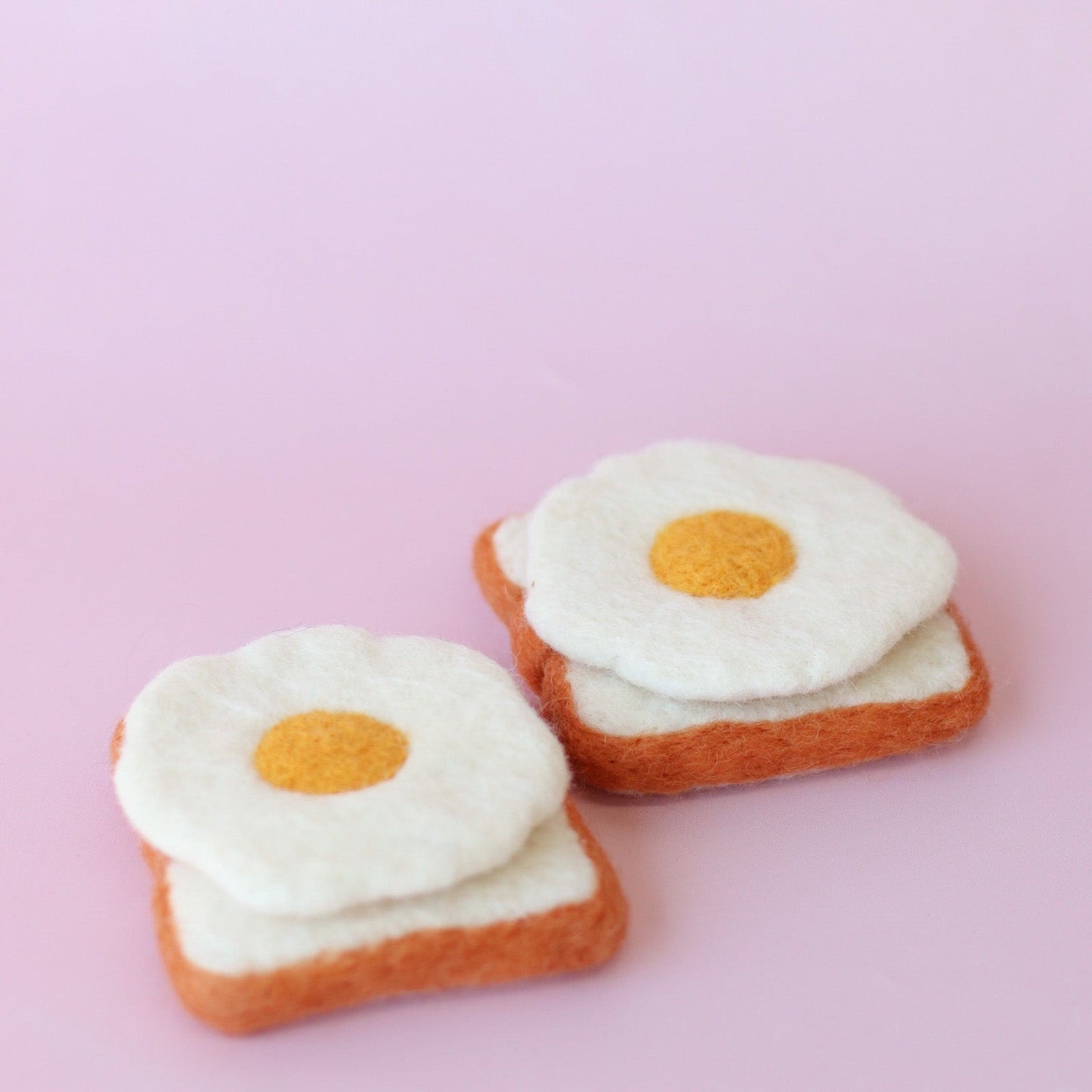 Fried eggs on toast (egg removable)